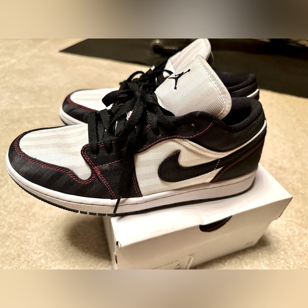 Like New - Air Jordan - Nike - women’s air Jorden low SE size US 10